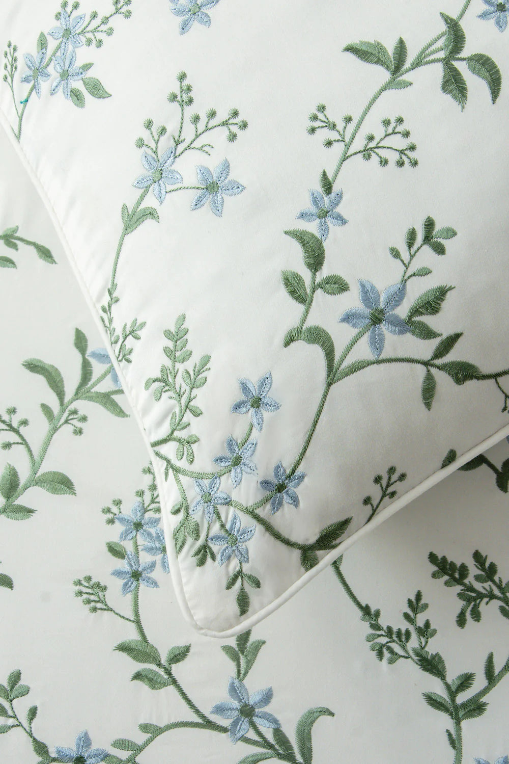 White T-400 Embroidered Quilt Cover set 26